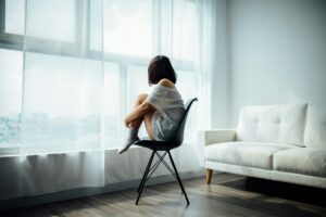 dépression saisonnière d'une femme, qu'elle impacte la lumière a t-elle sur notre peau et notre corps ?