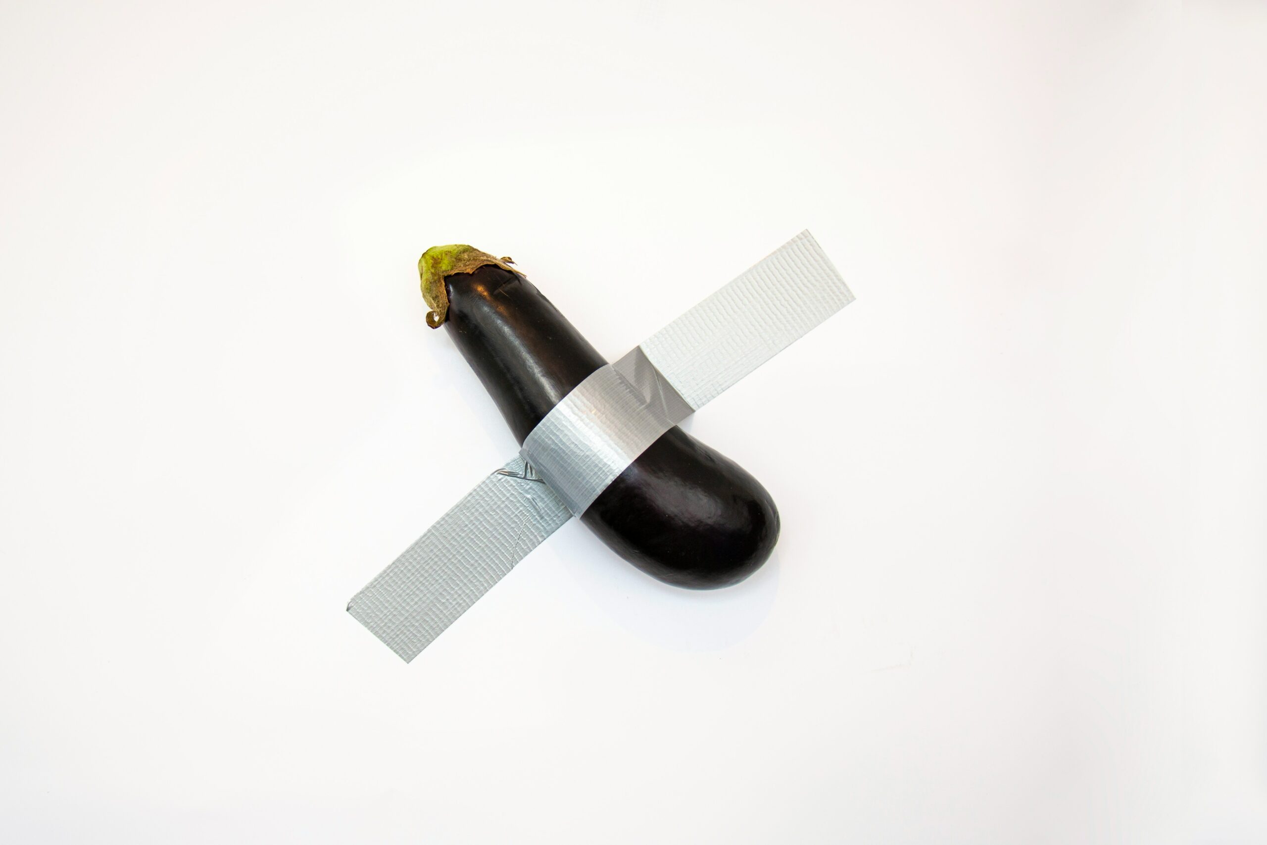 Aubergine avec du ruban adhésif